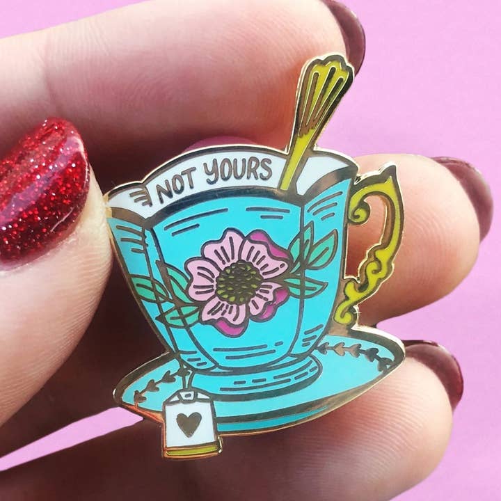 Ikke din kop te emalje Pin for engroshandel hos A Fink & Ink