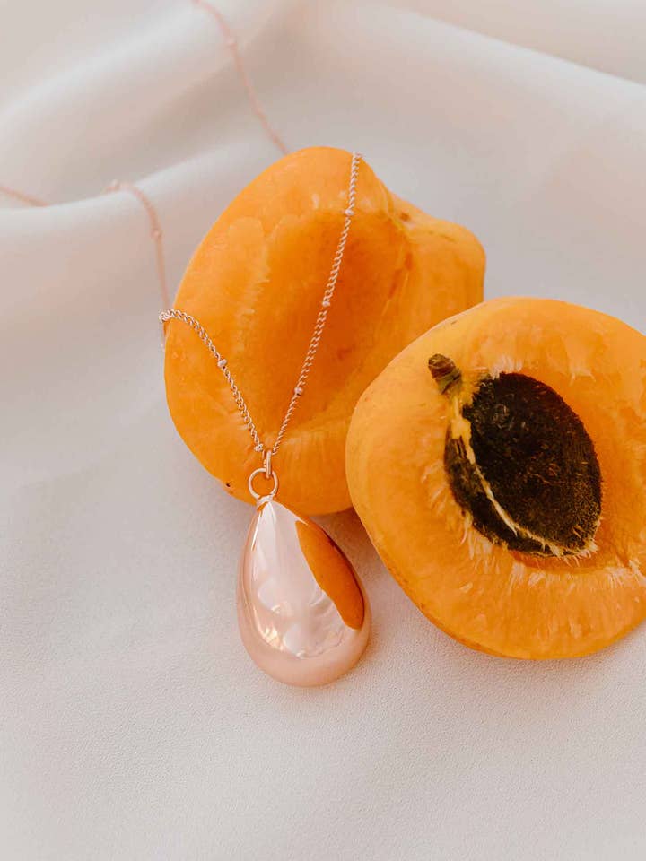 Liv roze zwangerschapsbal voor wholesale door Atelier Aismée