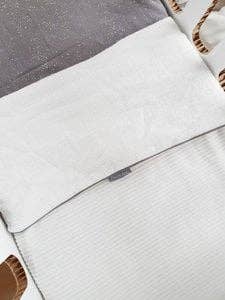 Coperta per culla Rib Off White, grigia per la vendita all'ingrosso da parte di Petit Juul