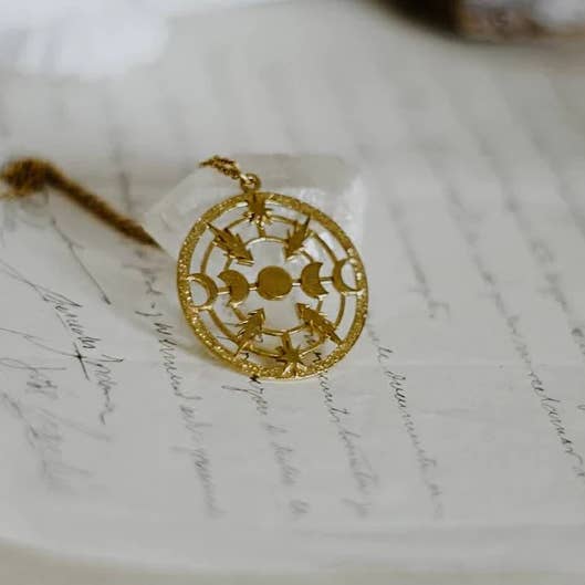 Ciondolo fasi lunari in ottone dorato, gioiello astrologico celestiale per la vendita all'ingrosso da parte di MusaLuna