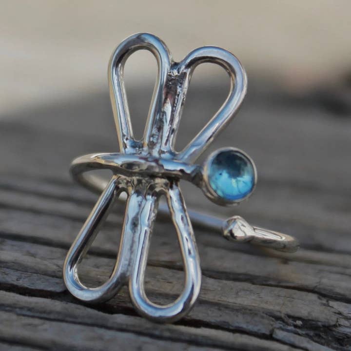 Anello in argento con libellula regolabile con pietra per la vendita all'ingrosso da parte di Kitty Stoykovich Designs