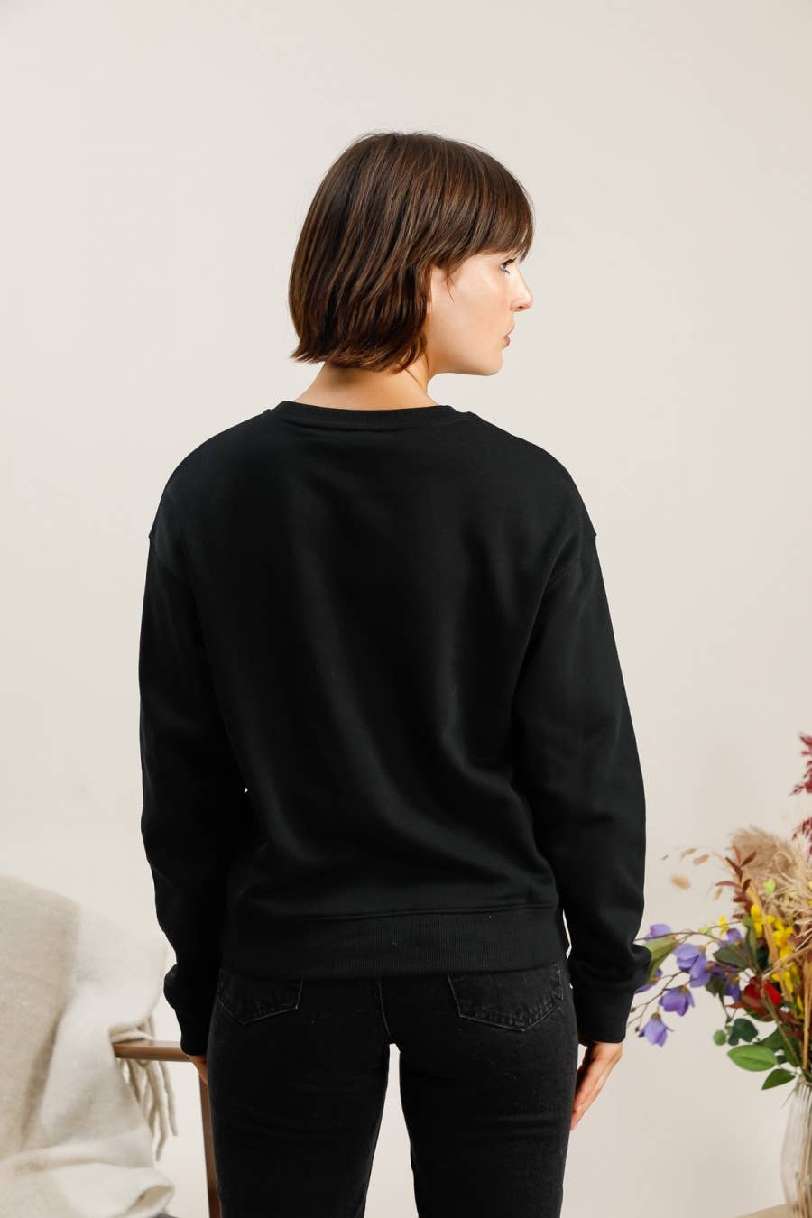 Attrait Paris - Wholesale Graphic Sweatshirt - Women's - Crew neck sweatshirt, lace-up sneakers3