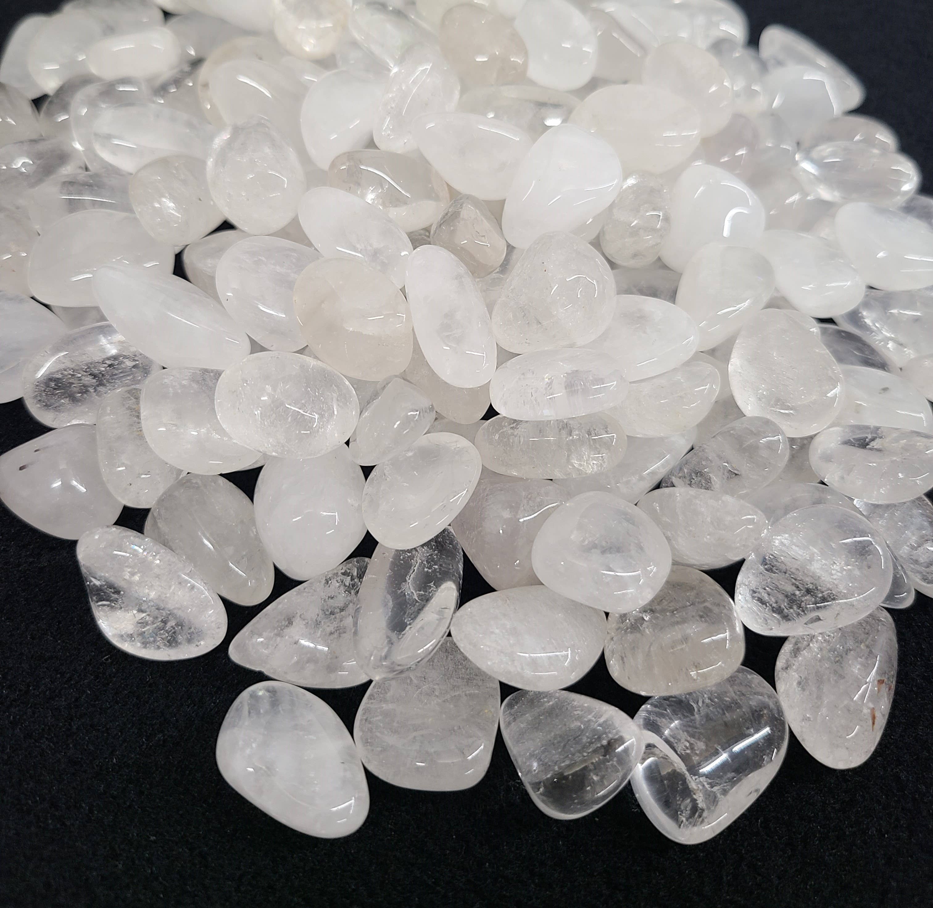 Meraki Gemstones – Engroshandel Spirituelle sten og krystaller – Klar kvarts tumlet sten (0,5 kg/1,1 lbs) 20-25 mm3
