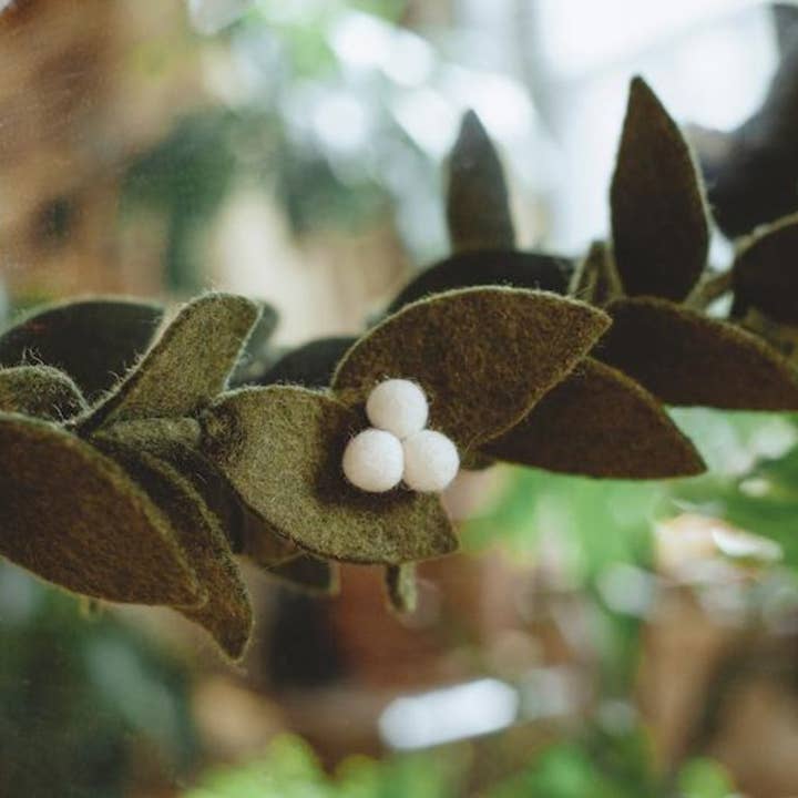 Global Goods Partners - Wholesale Bunting/Garland - Felt Mistletoe Garland