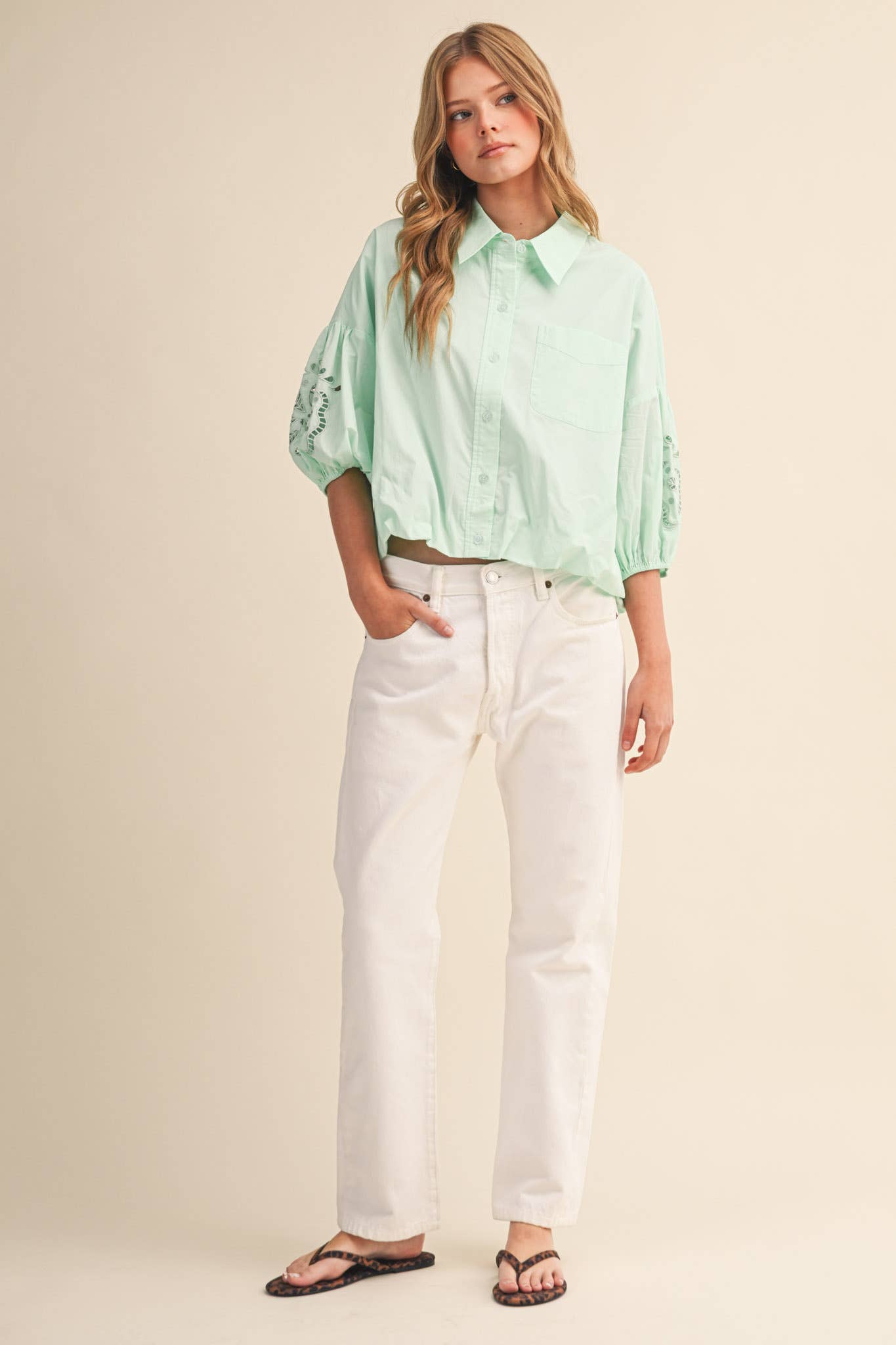 &MERCI – Engroshandel Skjorte med buttondown – til kvinder – UDSKÅRET BRODERET BOBLEÆRME TOP MTP383525