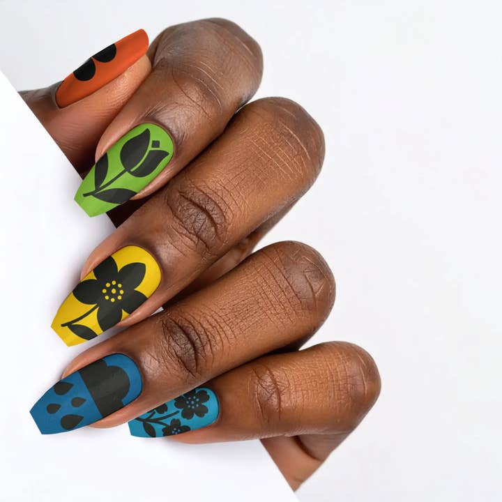 Esplosione di Fiori Neri Unghie Finte a Pressione Nera di Primavera per la vendita all'ingrosso da parte di FYNE BODY