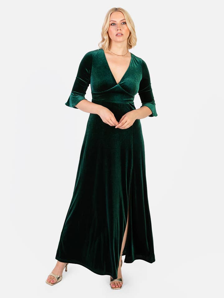 Robe longue en velours vert émeraude Maya à col en V et manches 3/4 évasées. pour la vente par Plaza Collection Ltd