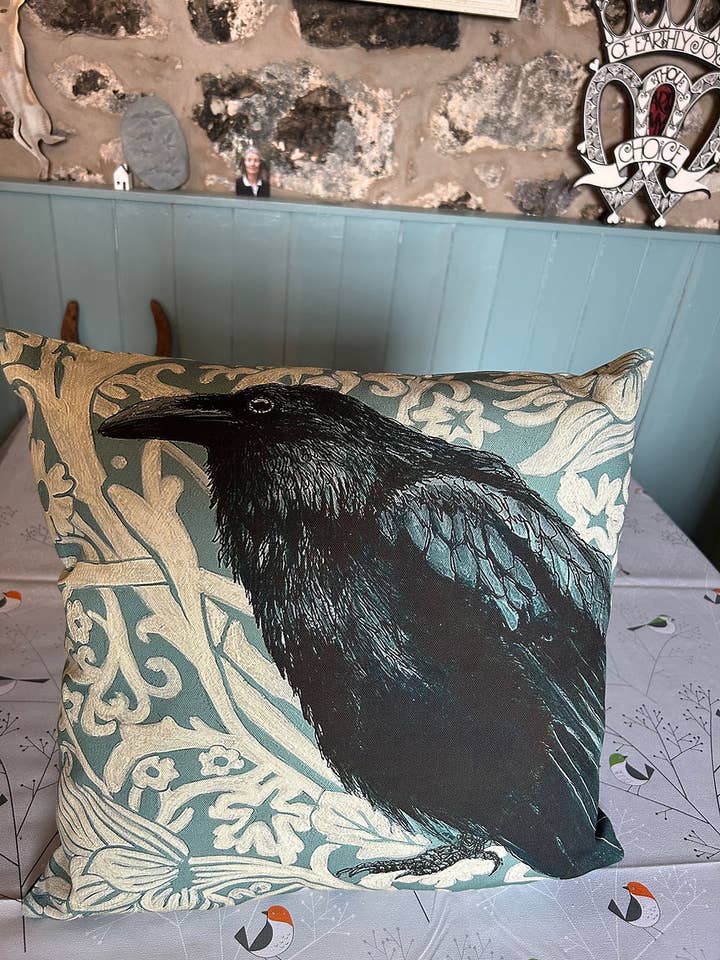 Cuscino Turquiose Raven per la vendita all'ingrosso da parte di Between the Woods and Sea