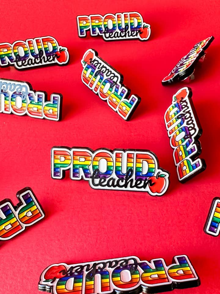 Stolt lærer Rainbow LGBTQ+Pin for engroshandel hos Rainbow Certified