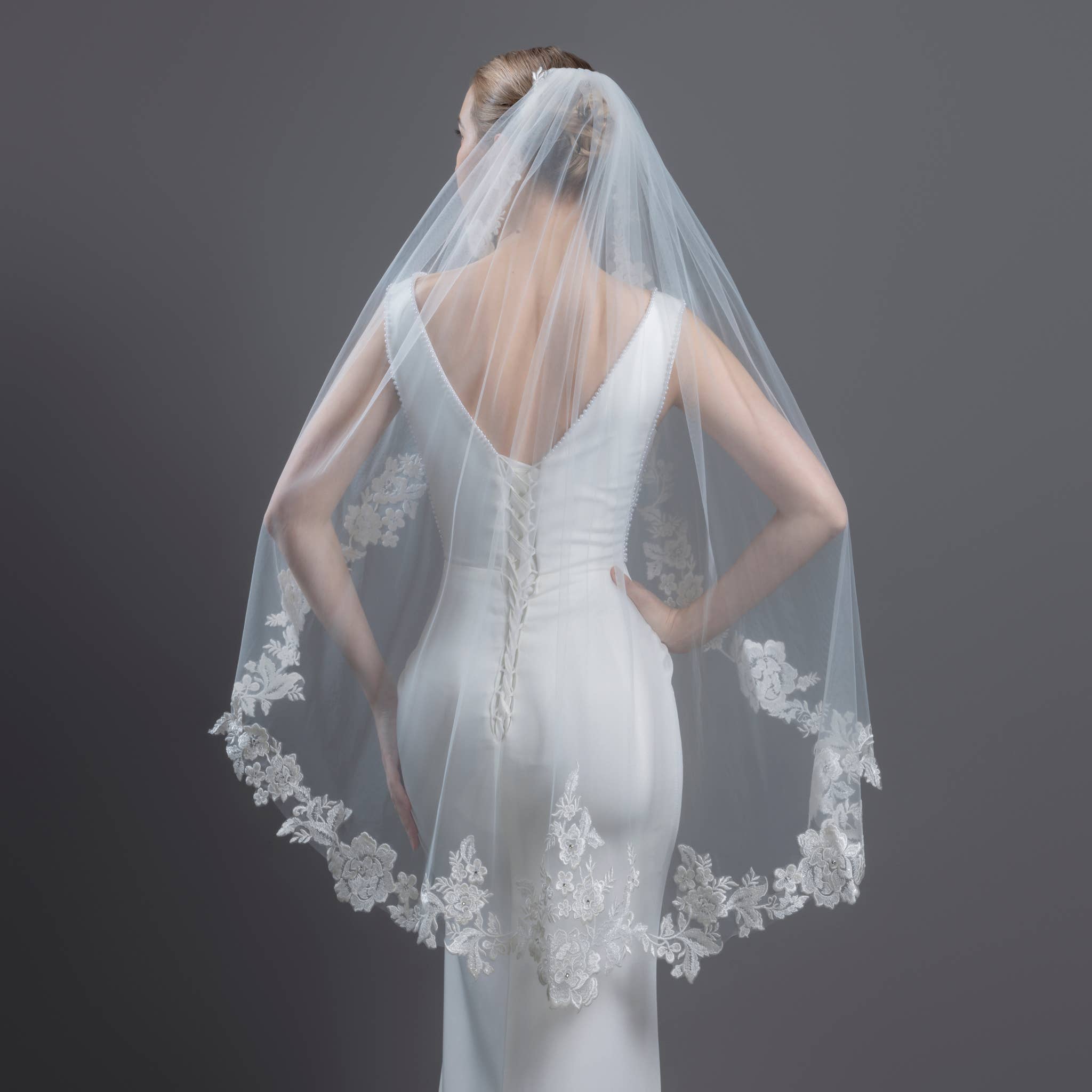 Farinosa Bridal – Véu - Mulher por atacado – Veu de Noiva com Renda Bordada de Videira Floral Farinosa Bridal 107 cm3