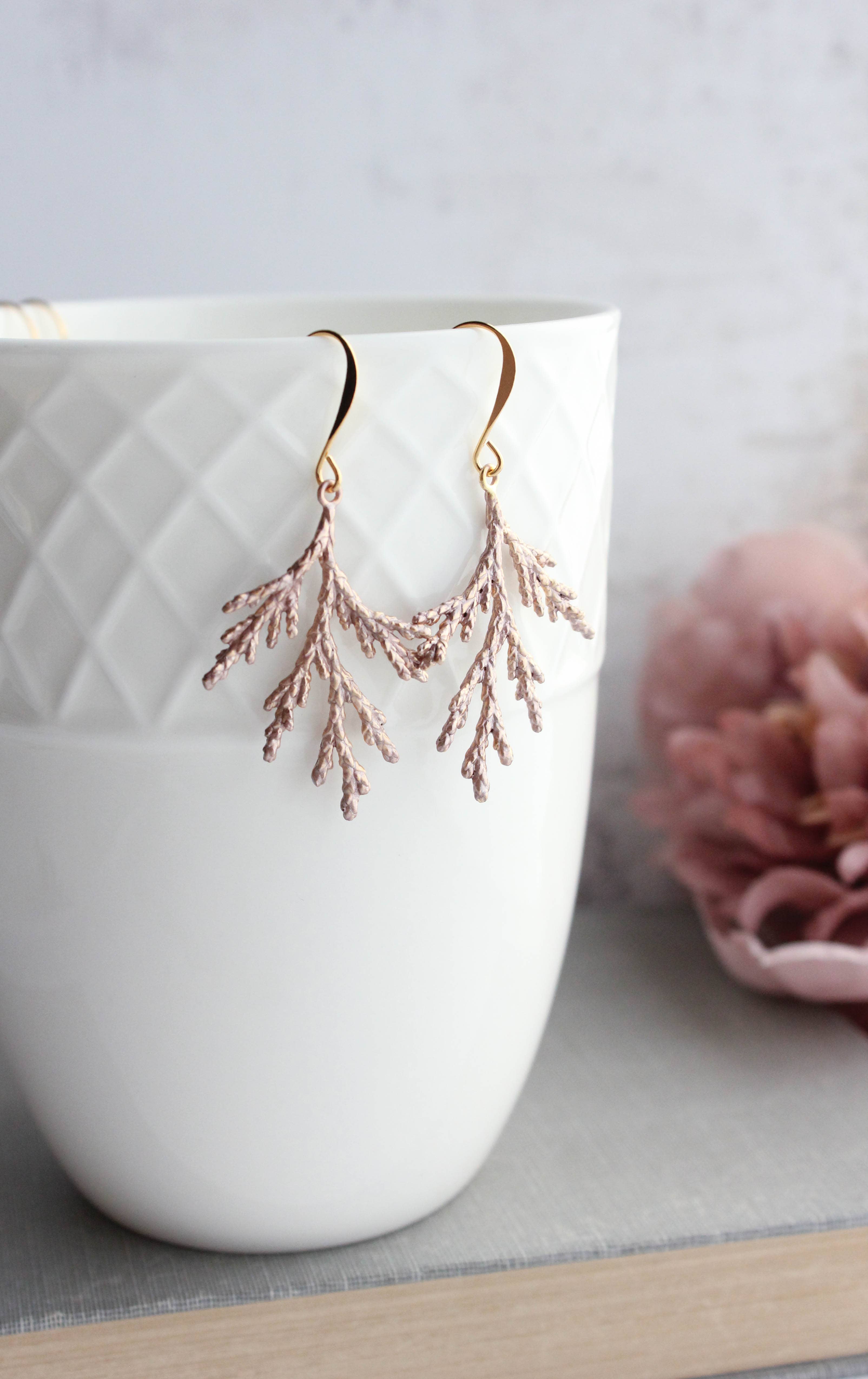 A Pocket of Posies - Vente Boucles d'oreilles pendantes - Boucles d'oreilles en forme de branche de cèdre (77