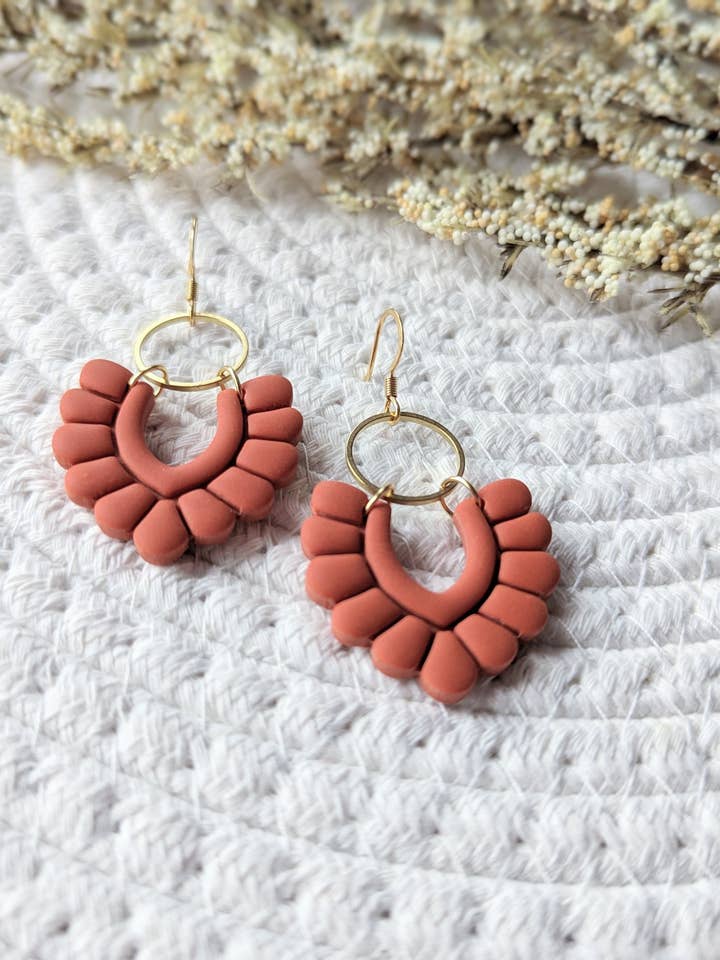 Boucles d'oreilles en argile polymère pendentif fleur (BO-1809) pour la vente par Création Julie Dupont