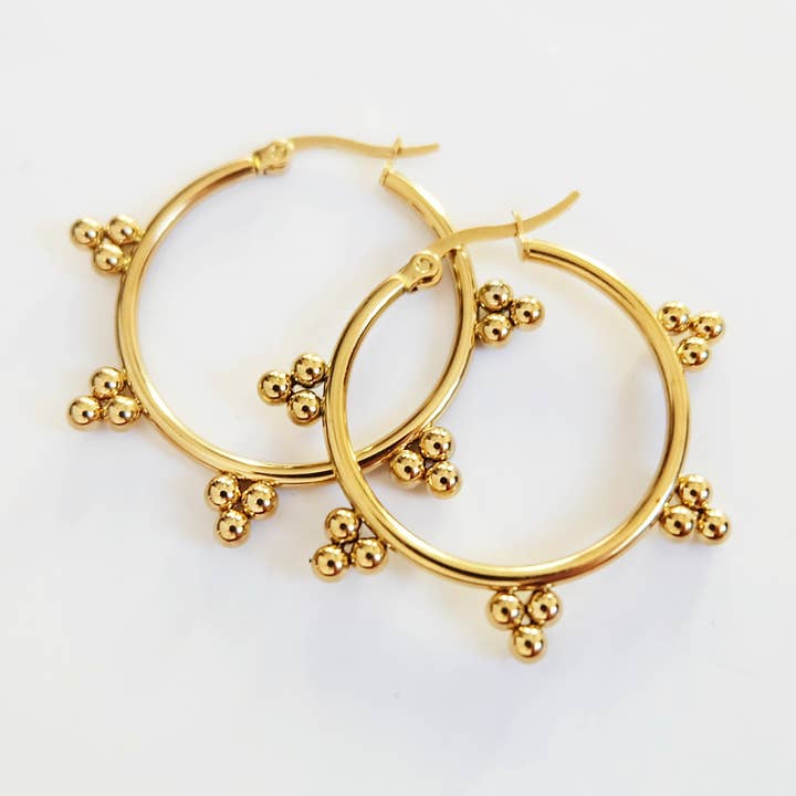 Grandes créoles ornées en or pour la vente par Augusta Jewellery