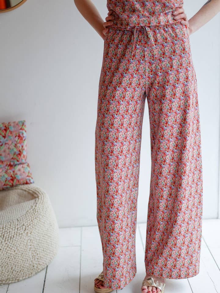 Pantaloni Comodi a Vita Alta in Jersey 'Flower Meadow' | rosso vintage per la vendita all'ingrosso da parte di aesthete-kidswear