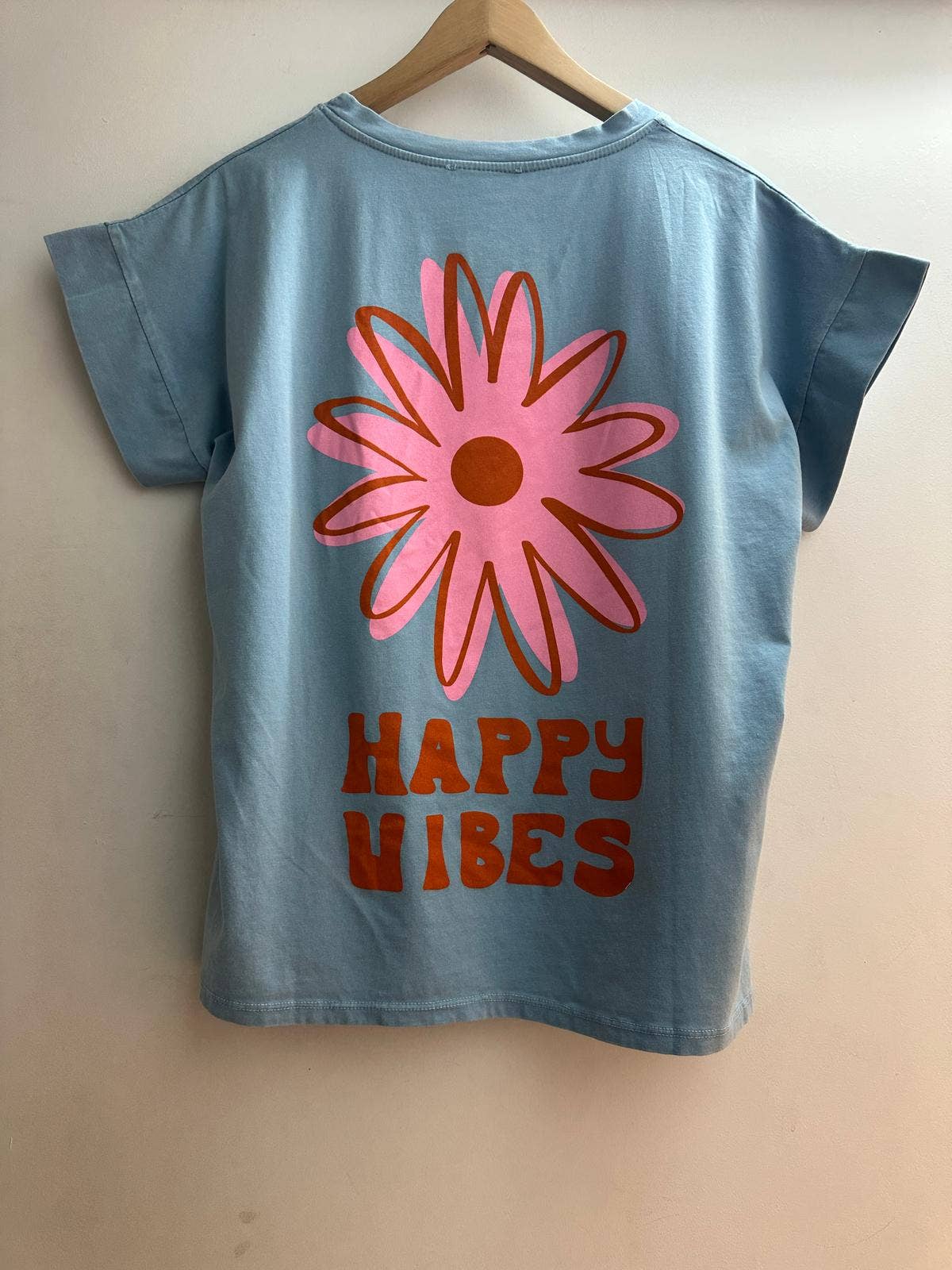 LORIANE – Engroshandel T-shirt med print - Dame – 8131SO t-shirt med HAPPY VIBES print, one size7