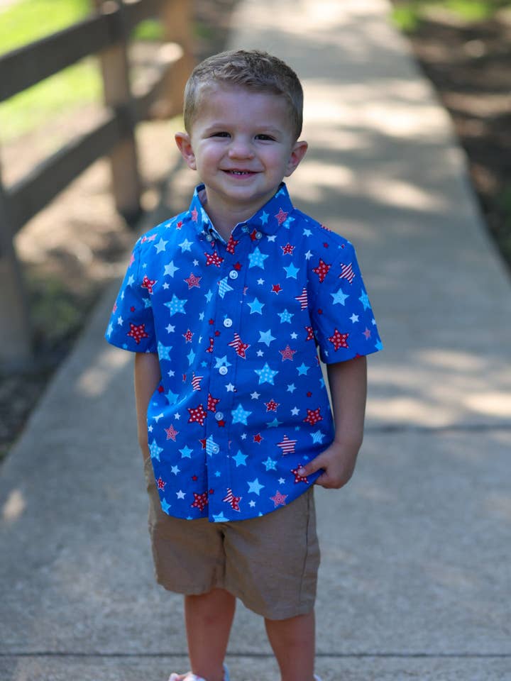 Camisa de manga corta con estampado de inicio y botones para niño Make A Wish para venta al por mayor de Posh Pickle