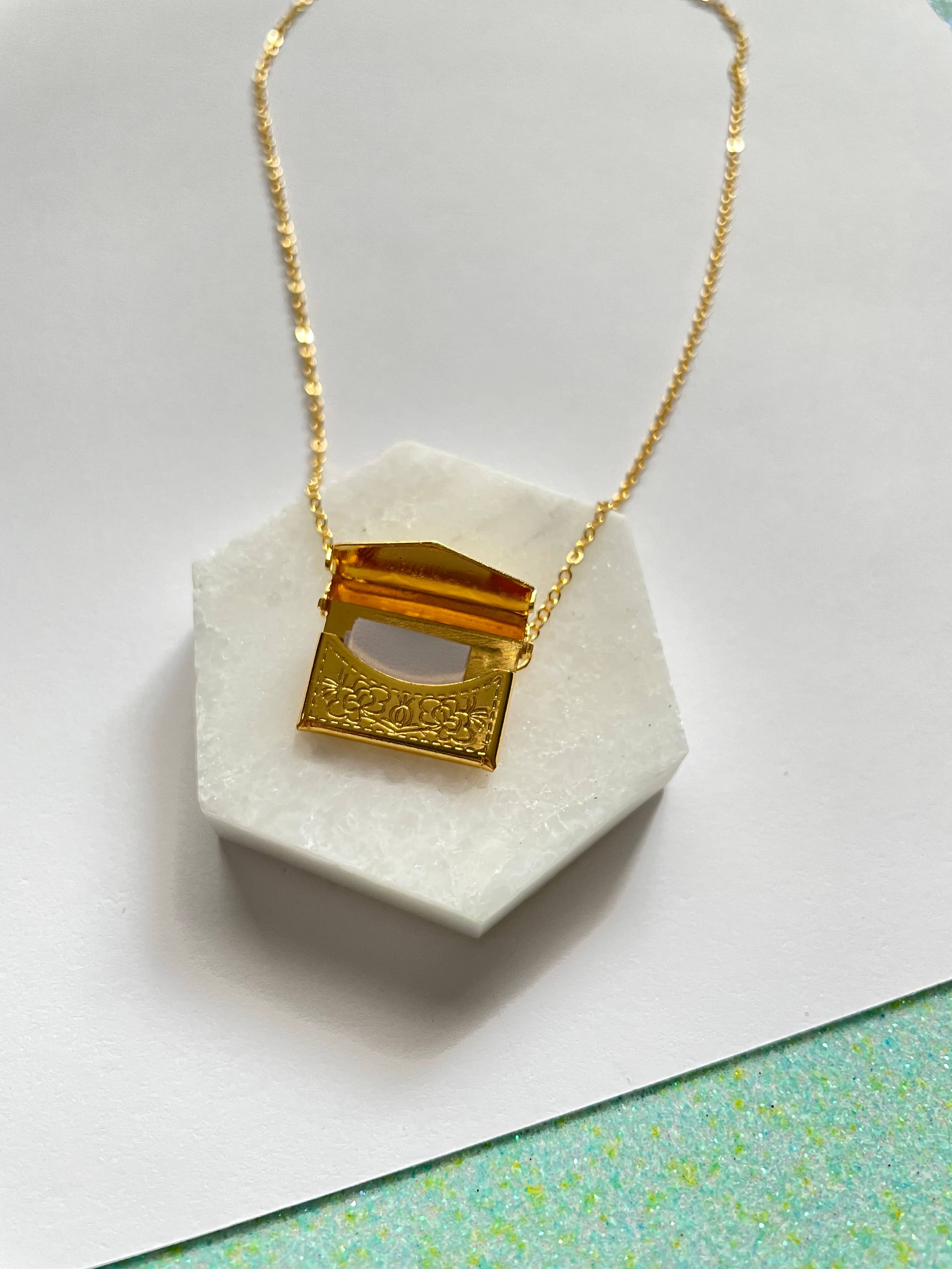 Qurio Studio - Vente Collier à médaillon - Enveloppe de collier lettre d'amour avec médaillon1