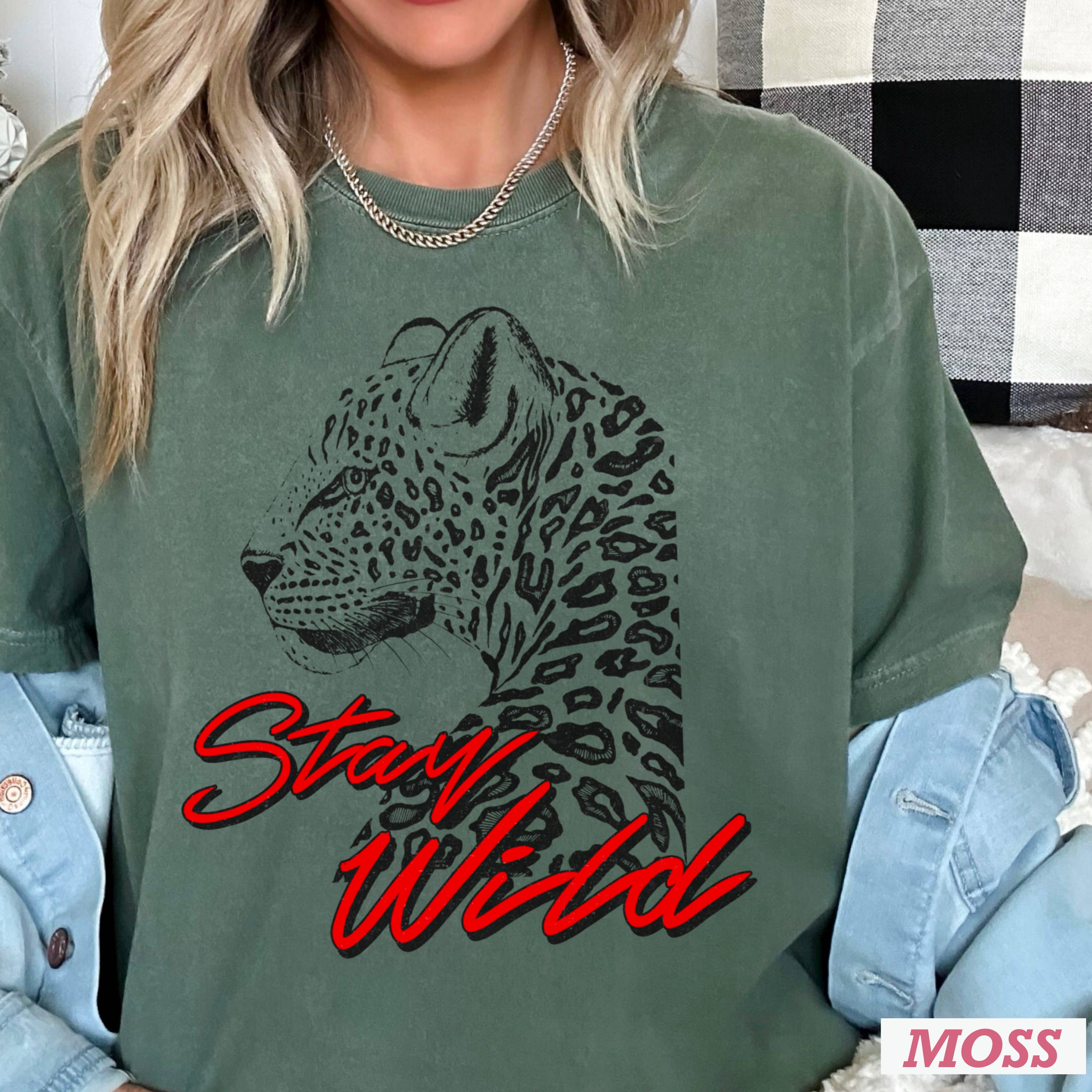 Shoppe SHC - Vendita all'ingrosso Tunica - Donna - Maglietta Grafica Retro Grunge Stay Wild | Comfort Color14