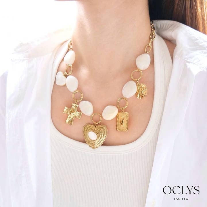 Collana in resina con ciondoli a cuore in acciaio inossidabile dorato Cenia per la vendita all'ingrosso da parte di Oclys