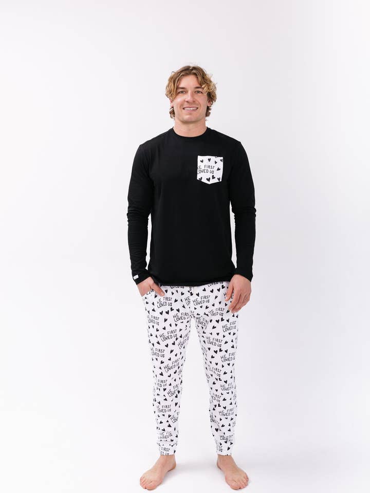 Hij Hield Eerst Van Ons Heren PJ Set Katoen voor wholesale door Holy Pals