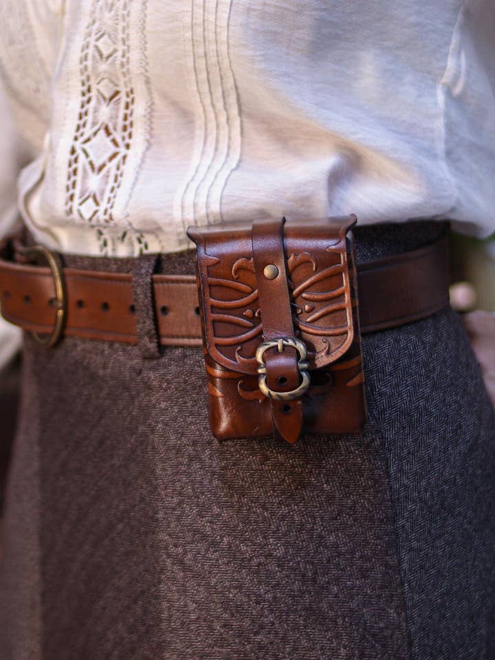 Bolsa Pequeña de Cuero para Tabaco Decorada para venta al por mayor de Outcast Props