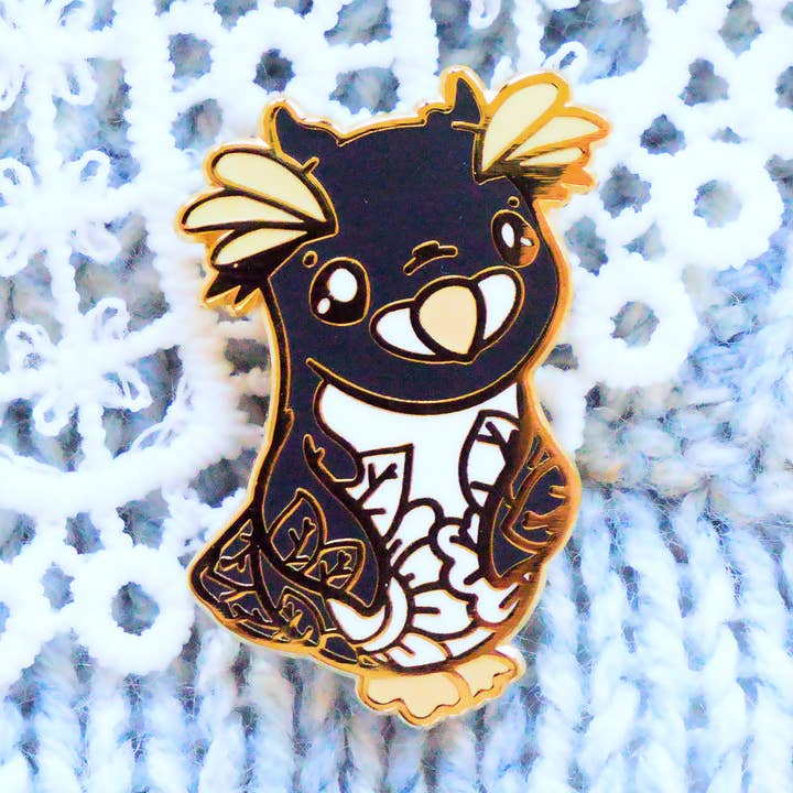 Épinglette émaillée Macaroni Penguin sur carte à collectionner pour la vente par Evy Benita