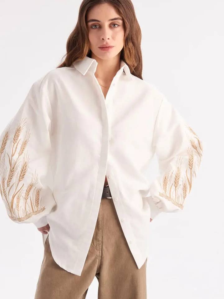 Kvinders broderede bluse af bomuld Yara hvid for engroshandel hos Handmade Originals Ukraine