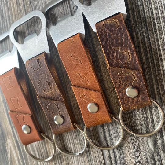 Blu Mountain Co – Großhandel Schlüsselanhänger – Unisex – State Stempelter Flaschenöffner aus Leder Schlüsselanhänger1