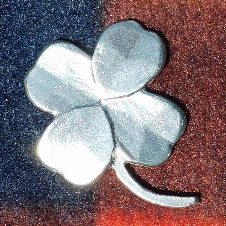 Broche de peltre con diseño de trébol fundido a mano por William Sturt y otras tendencias de Resultados para datos joyas peltre al por mayor. Devoluciones gratuitas y condiciones de pago a 60 días en Faire en Faire.