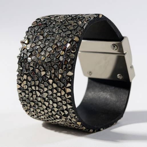 Bracelet en cuir noir fait main et cristaux pour la vente par Chanii B