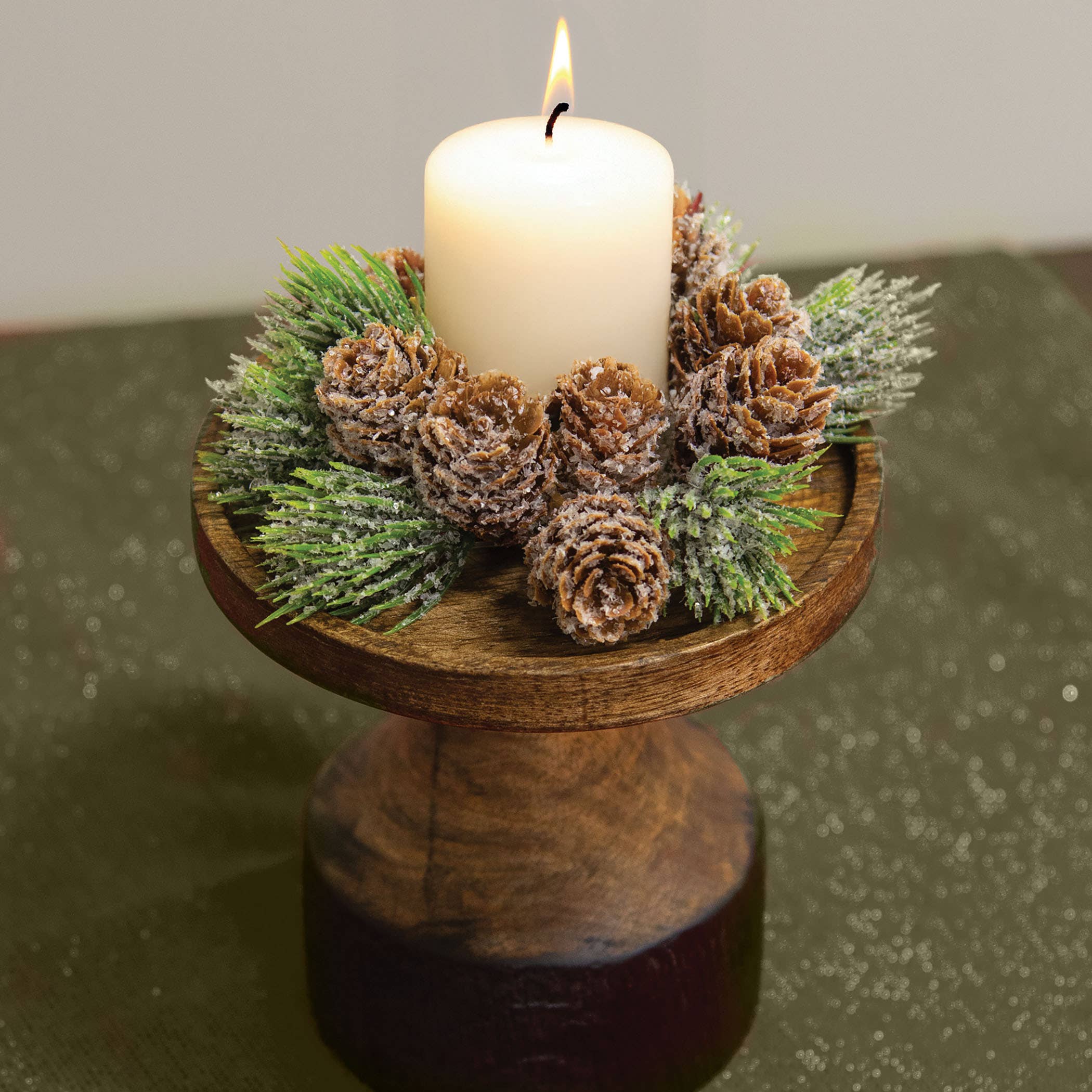 Saybrook Lane - Wholesale Kaarsenhouder - IJzige Borstel Dennen- en Kegelring - 1"1