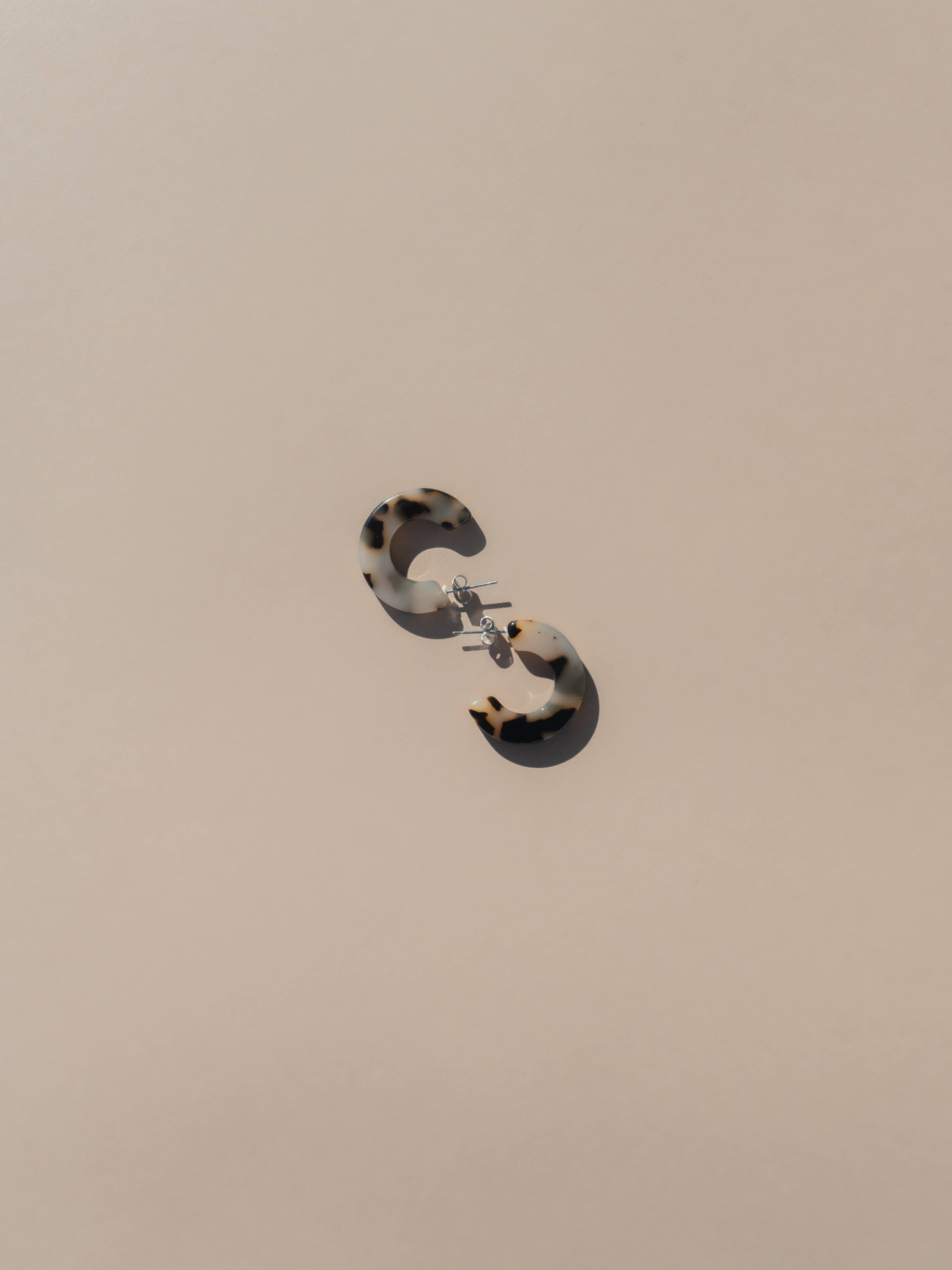 NAT + NOOR - Wholesale Oorringen - Ray | Ivoor | Schildpad Hoepeloorbellen | Middelgrote Maat