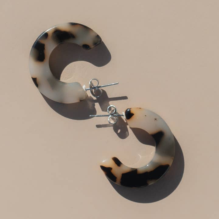 NAT + NOOR - Wholesale Oorringen - Ray | Ivoor | Schildpad Hoepeloorbellen | Middelgrote Maat0