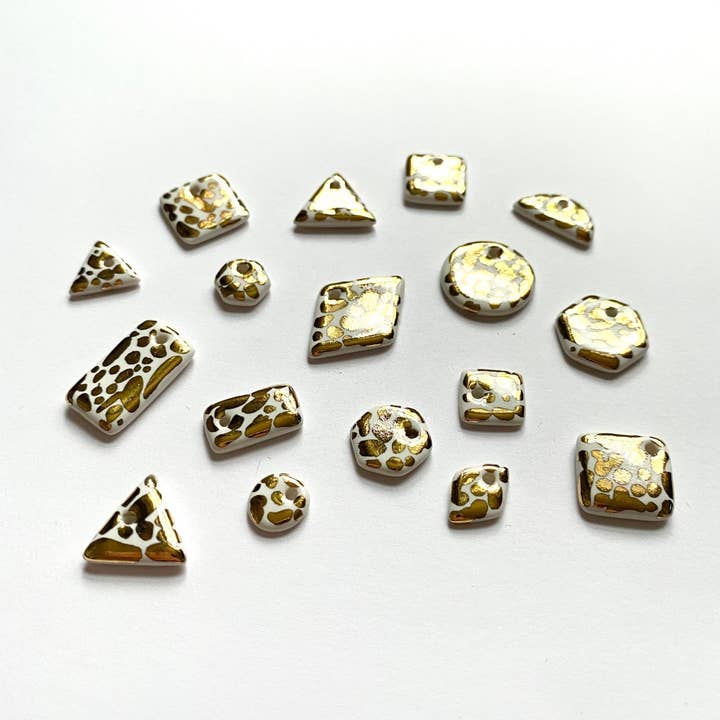 Collier à pendentif carré doré avec éclaboussures - Grand pour la vente par Keramika MCR