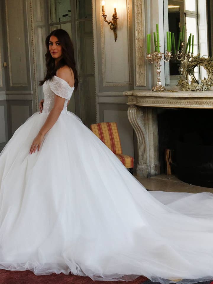 Hochzeitskleid mit Schleppe T3928 für den Großhandel von Invitadissimas