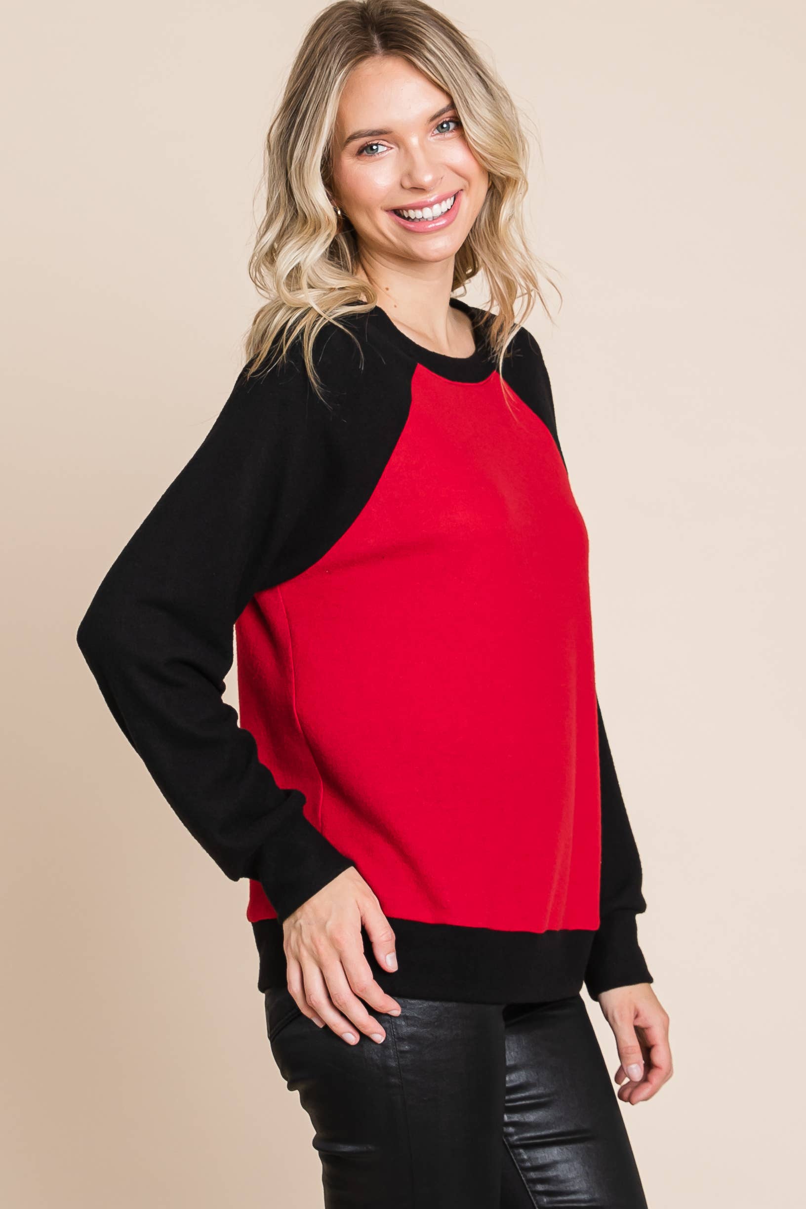 Rojo ETK-8841-PL Plus Size Color Block Hacci Brush Top de venta al por mayor en Faire5