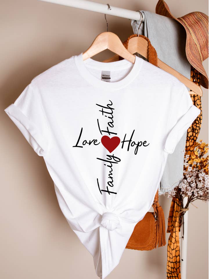 CAMISETA DE MUJER LOVE FAITH HOPE AND FAMILY para venta al por mayor de Rootedingreatness