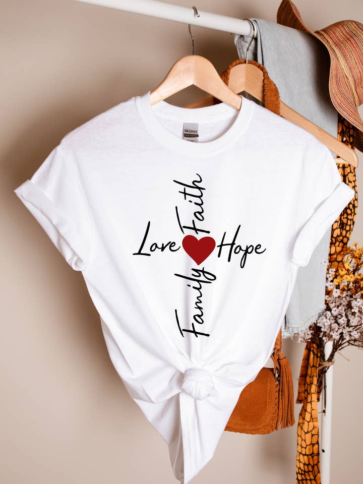 LOVE FAITH HOPE AND FAMILY T-SHIRT VOOR DAMES voor wholesale door Rootedingreatness