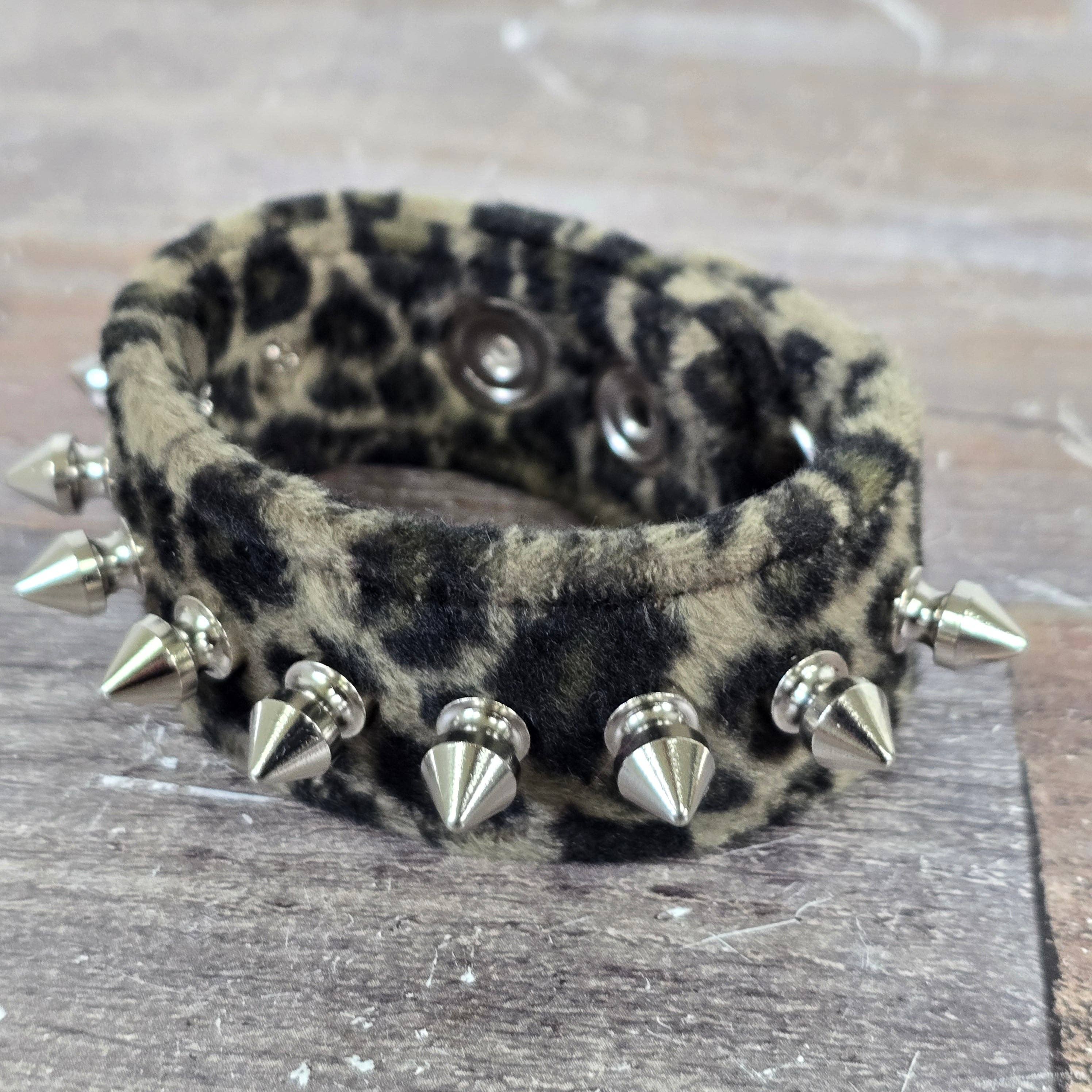 Funk Plus - Vente Bracelet jonc - Bracelet manchette léopard à pointes, 1 rangée, largeur 2,5 cm4