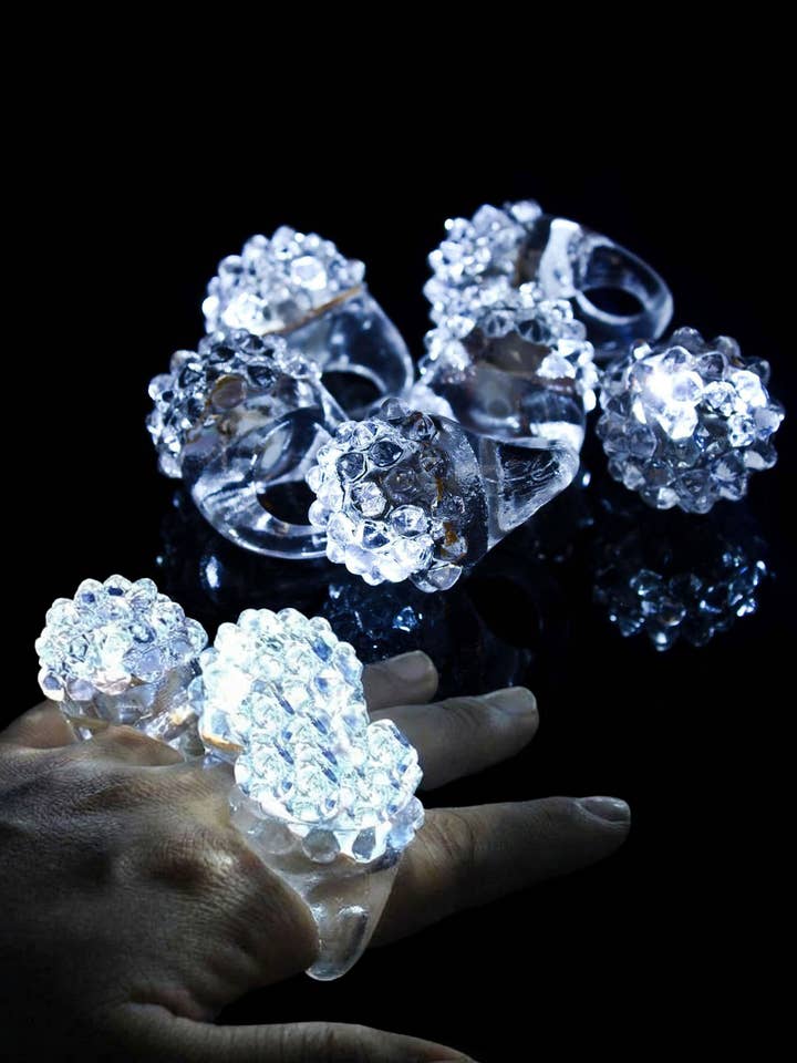 Anneau en gelée clignotant à LED avec pointes et bosses - 24 pièces pour la vente par Cap Zone