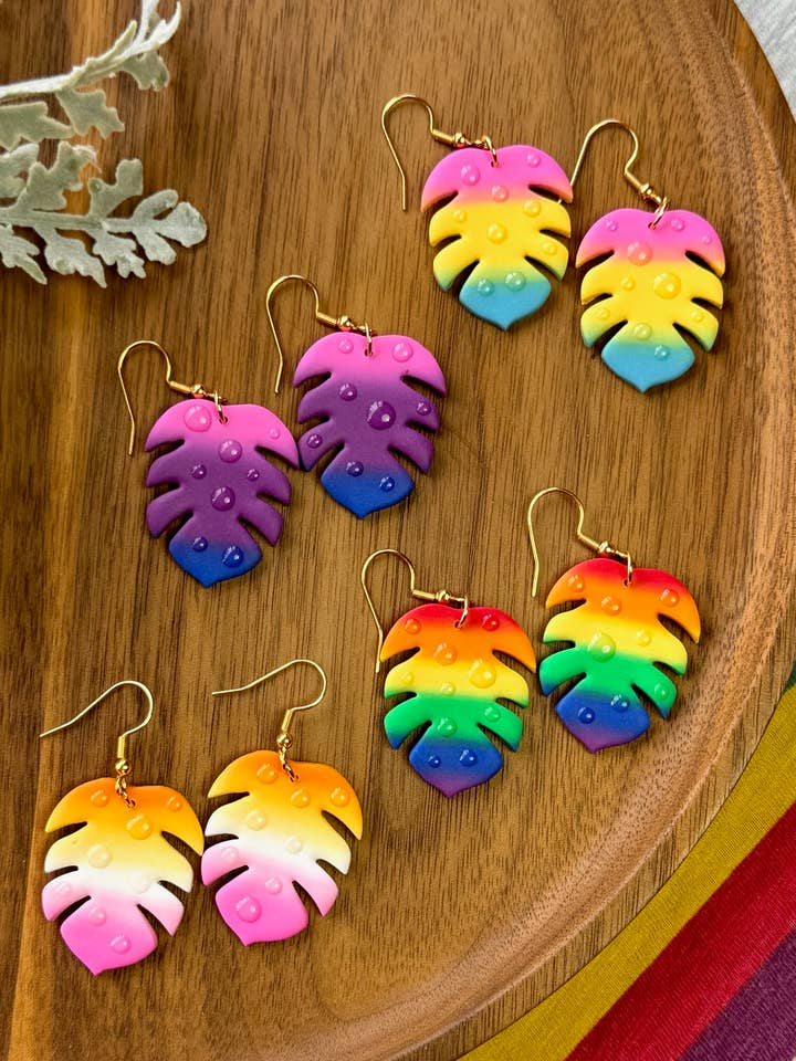 Boucles d'oreilles en argile polymère Monstera Fierté pour la vente par Kell's Clays