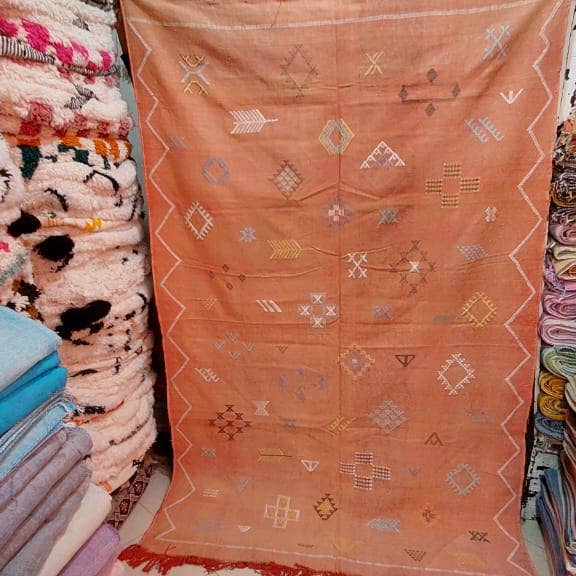 Maroccarpets Poufs and pillows wholesale +31648976894 - Wholesale Vloerkleed - Nieuw HANDGEMAAKTE MAROKKAANSE Cactus zijden tapijt31