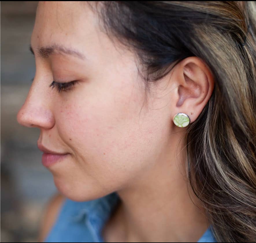 joeyfivecents – Großhandel Ohrstecker – Ohrstecker — großes silbernes, handgestempeltes Gartengrün, Mondmotte6