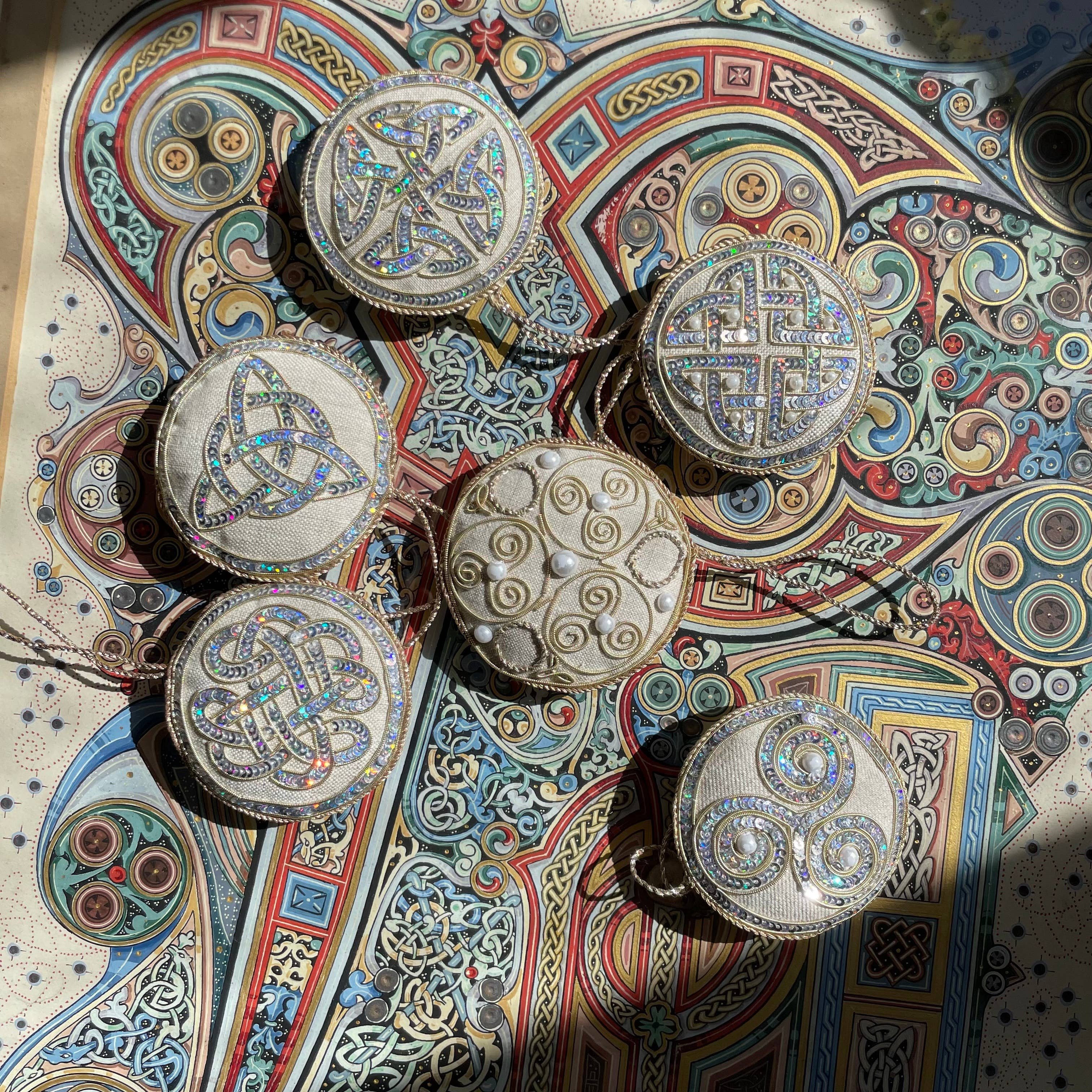 Katie Larmour Linen - Vendita all'ingrosso Decorazione - Ornamento natalizio fatto a mano in lino irlandese con nodo trinitario celtico2