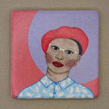 Piastrella - Donna con basco rosso per la vendita all'ingrosso da parte di moreydesign | ask a duck