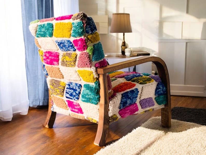 Maroccarpets Poufs and pillows wholesale +31648976894 - Venta al por mayor Sillas - Sillón de madera de nogal hecho a mano – cómodo y único2