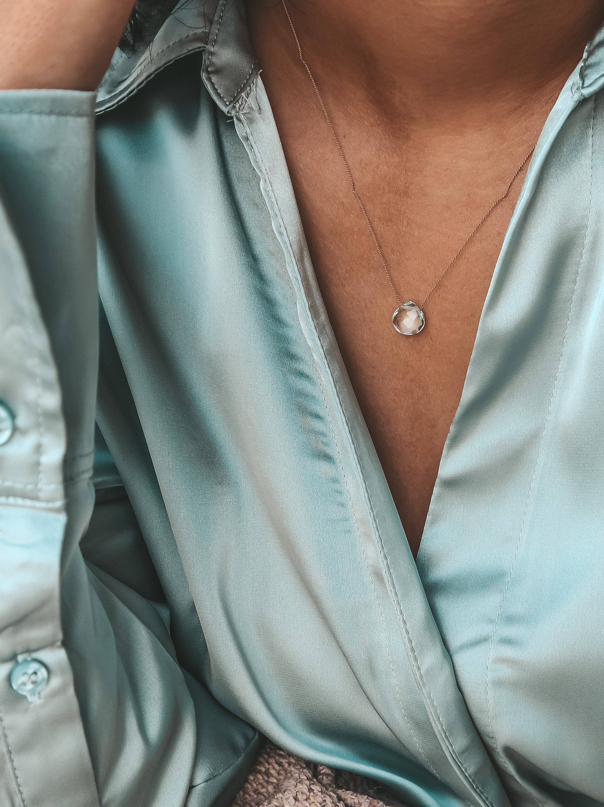 Bali Soul - Vente Colliers à pendentif - Collier en corde de soie avec aquamarine, pierre de naissance de mars