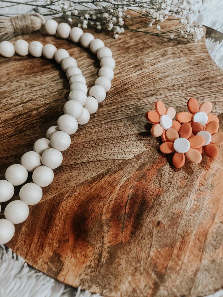 Clous d'oreilles fleurs pour la vente par CreationsByMaddied