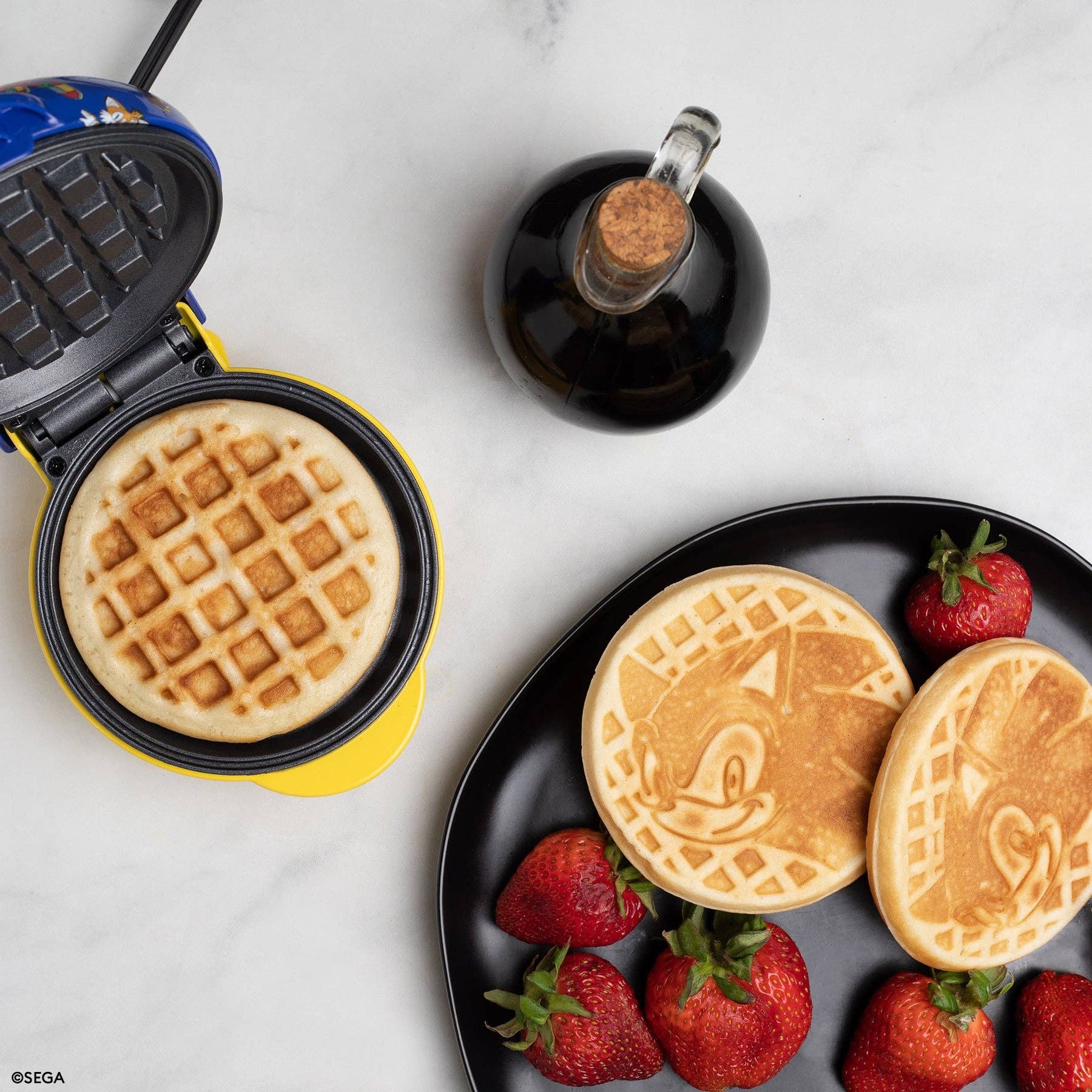 Uncanny Brands - Wholesale Kitchen Appliance - Uncanny Brands Sonic the Hedgehog Mini Waffle Maker1