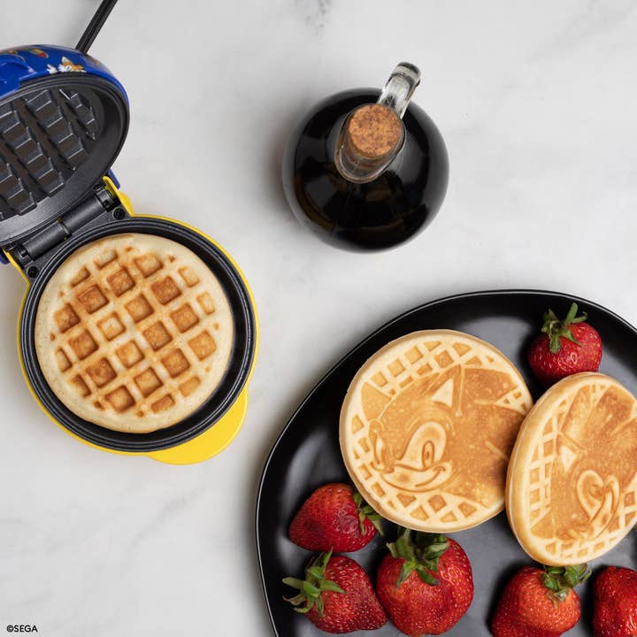Uncanny Brands - Wholesale Kitchen Appliance - Uncanny Brands Sonic the Hedgehog Mini Waffle Maker1